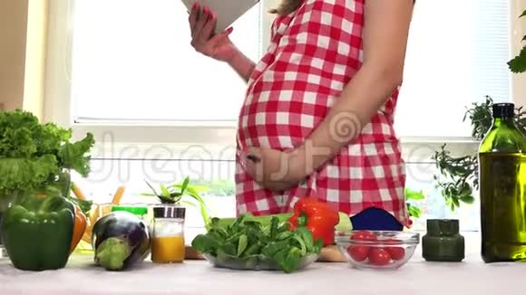 有大肚腩的孕妇厨房里有沙拉视频的预览图
