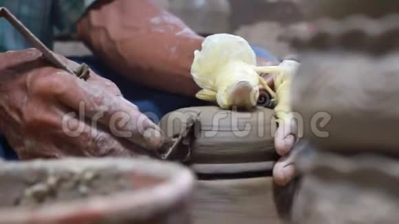 手在做陶器视频的预览图