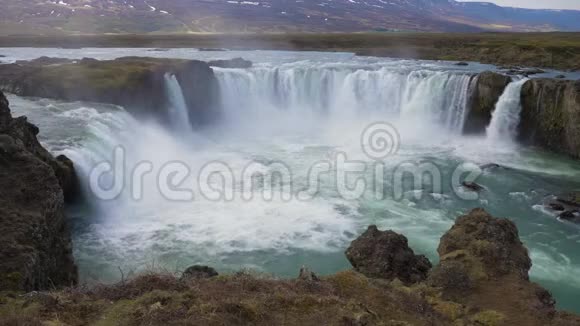 夏日的大瀑布冰岛视频的预览图