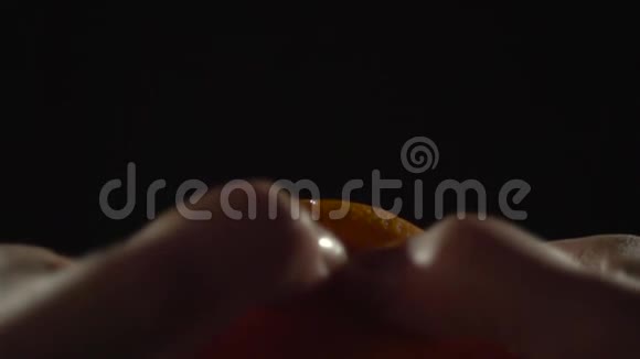 手把橘子撕成两半视频的预览图