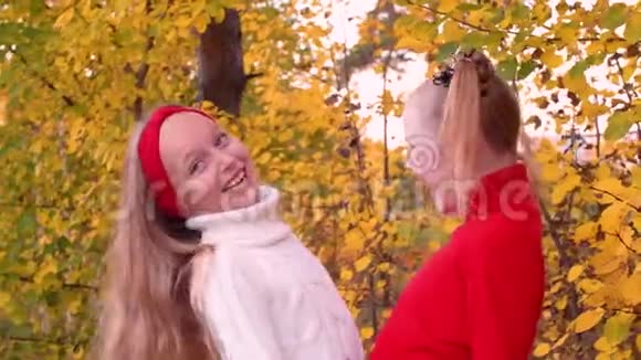秋天公园的快乐少女笑着摆着正面镜头视频的预览图