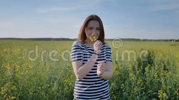 五个女学生在菜地里摆花姿势视频的预览图