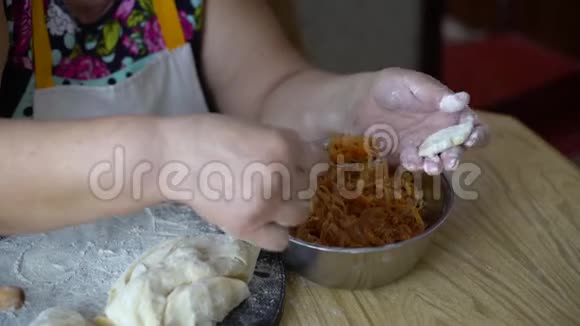 乌克兰老太太烤白菜包饺子视频的预览图