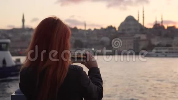 年轻女子发射汽船驶过伊斯坦布尔视频的预览图