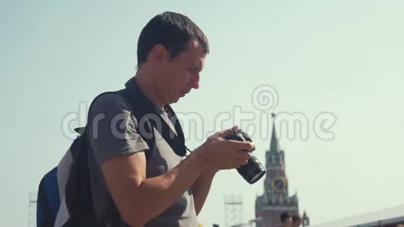 快乐的年轻人在俄罗斯莫斯科红场拍了一张照片生活方式旅行和技术时髦视频的预览图