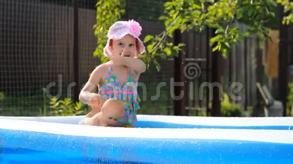 小女孩在喷水的池子里洗澡视频的预览图