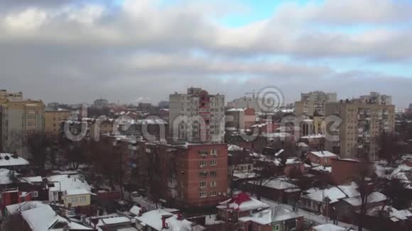 俄罗斯普通城市的房屋冬日俯瞰视频的预览图