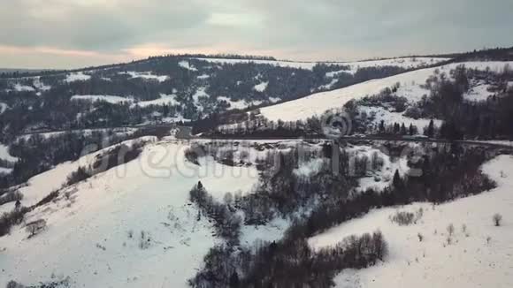路蛇纹石冬季雪山景观空中乡村景色视频的预览图