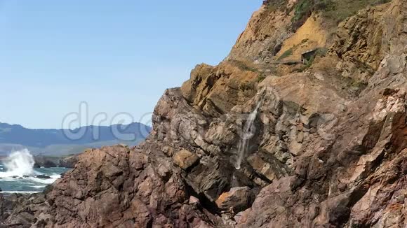 北加利福尼亚带小瀑布的落基悬崖海滩视频的预览图