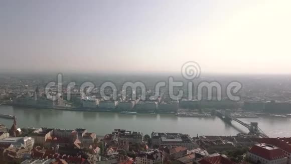 一架无人驾驶飞机上的布达佩斯航拍画面显示了城堡山上多瑙河附近的历史布达城堡视频的预览图
