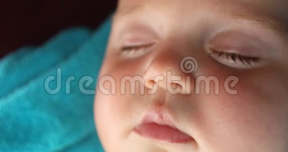 特写美丽的熟睡女婴视频的预览图