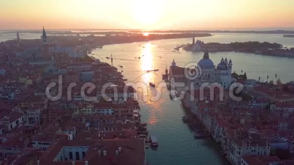 鸟瞰威尼斯城市景观大运河在著名的历史水城晴空万里视频的预览图