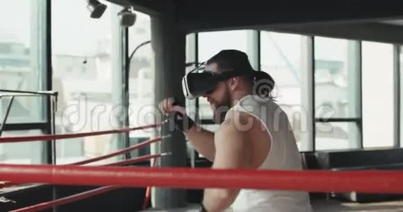 在虚拟现实中VR360耳机训练中有吸引力的男子拳击视频的预览图