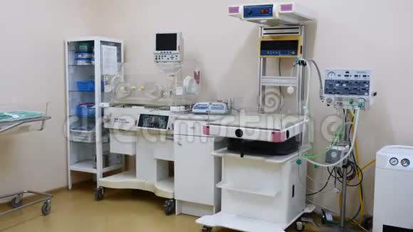 医疗设备概念产科在产科诊所有设备的房间长镜头以维持生命视频的预览图