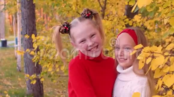 快乐的少年女孩在秋天公园一起欢笑和跳舞视频的预览图