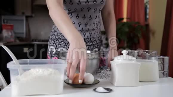 女孩打破鸡蛋加入面粉碗中混合所有的原料视频的预览图