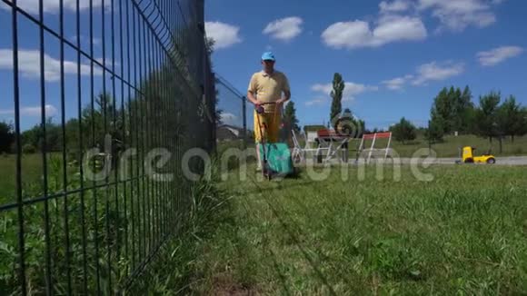 人用电动割草机修剪后院草坪万向节运动射击视频的预览图