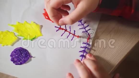 青少年男孩使用3D笔他用塑料制作了一个3D图形视频的预览图