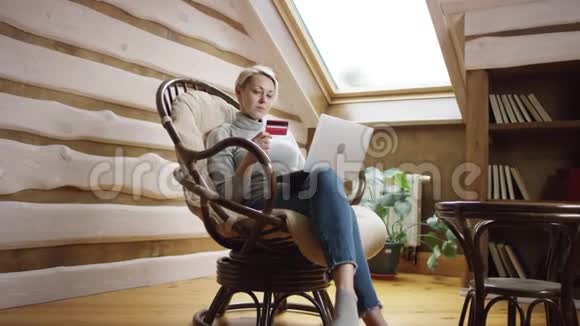 女性顾客使用笔记本电脑在网上购物视频的预览图