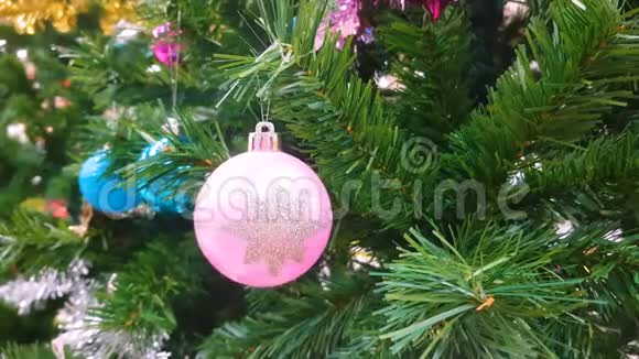 五颜六色的装饰品装饰在圣诞树上问候季节视频背景视频的预览图