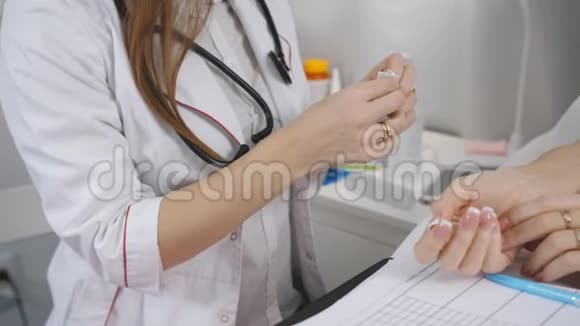 医院的医生要给病人打针医生打开一次性注射器视频的预览图
