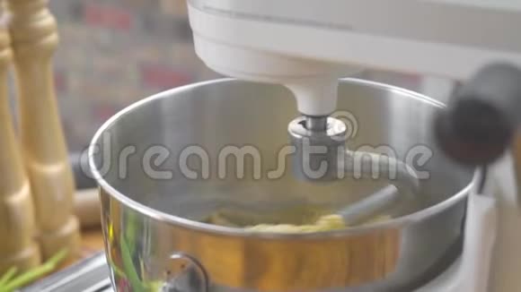 用揉面机揉面团做自制馅饼厨房搅拌机为糖果糕点制作面团配料视频的预览图