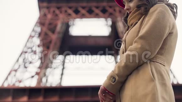 男人送花给心爱的人温柔地拥抱她浪漫的巴黎视频的预览图