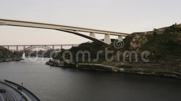 波尔图葡萄牙3座桥横跨杜罗河4K晚上到晚上的时间流逝视频的预览图