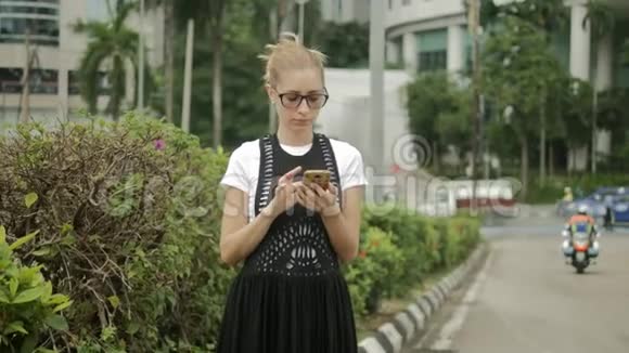 有魅力的女孩用手机找一个带GPS导航仪的地址视频的预览图