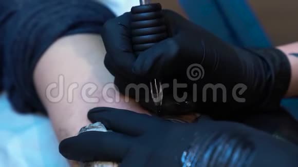 纹身大师女孩在白种人女人的手臂上做纹身4k视频视频的预览图