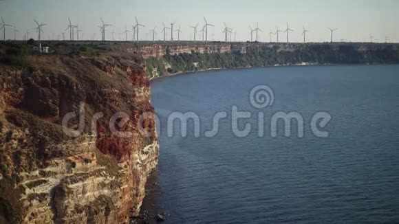 卡利亚克拉角陡峭的石头海岸的风力发电站视频的预览图