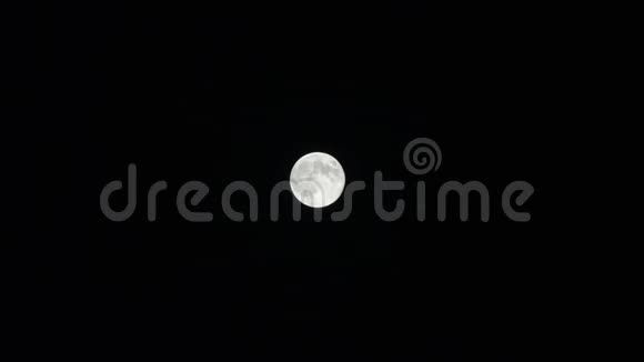 晴朗天空中的满月4K视频的预览图