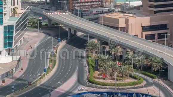 鸟瞰迪拜码头摩天大楼与建筑工地和棕榈朱梅拉岛背景时间推移视频的预览图