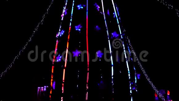 圣诞树圣诞树用黑色背景灯闪烁视频的预览图
