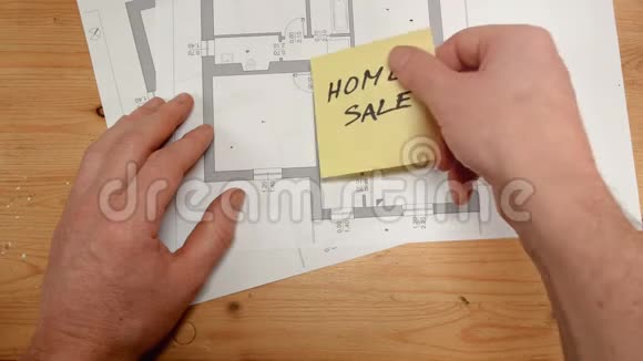 俯视图一个建筑师的手放在一个黄色的柱子上上面写着房屋出售的文字是建筑等主题的理想素材视频的预览图