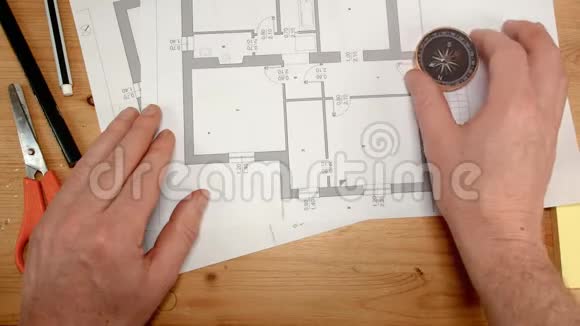 俯视图建筑师用指南针他的手寻找北极的方位这是这类主题的理想镜头视频的预览图