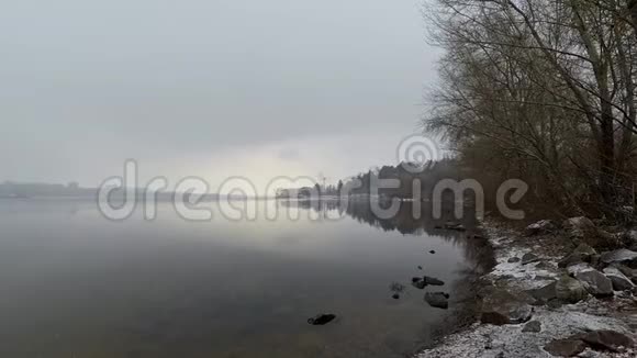 冬天的一天有一点雪和雾一个美丽的日落过江视频的预览图