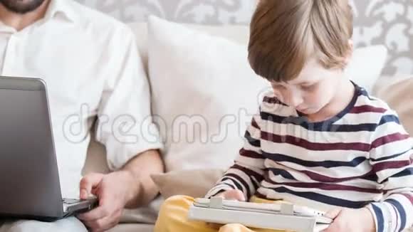 儿子和爸爸在用电脑视频的预览图