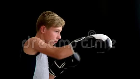 一个年轻的运动员站在拳击架上打拳他右手先进左手保持到位这就是视频的预览图