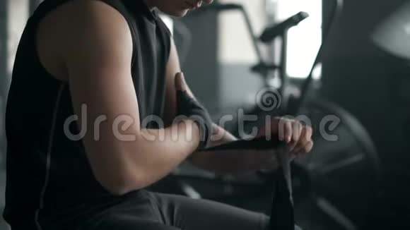 这位男拳击手正在准备在健身房训练时使用手包4K慢动作视频的预览图
