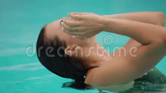 性感女人躺在游泳池附近视频的预览图