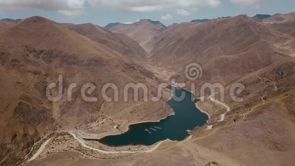 秘鲁山区的公路和美丽的泻湖视频的预览图