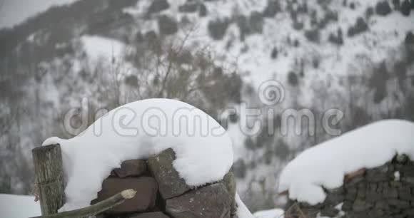 山上一个农场的近壁白雪覆盖背景模糊视频的预览图