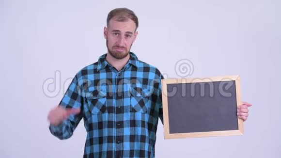 戴着胡须的时髦男人拿着黑板竖起大拇指视频的预览图