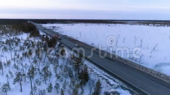 冬季公路上的卡车视频的预览图