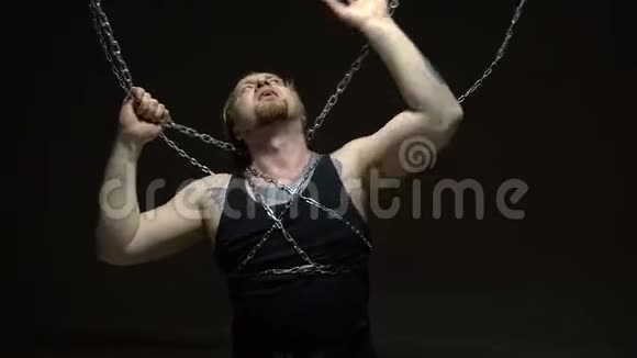 囚禁在铁链中的囚犯视频的预览图