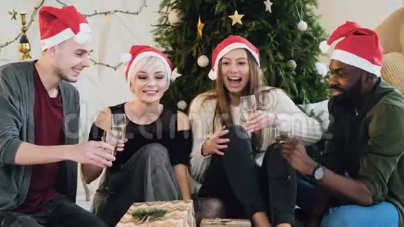 快乐的年轻人在庆祝新年或平安夜喝酒在轻松的家里度过美好时光视频的预览图