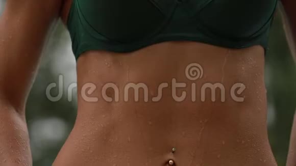 迷人的女人从游泳池里出来水滴在她性感的身体上视频的预览图