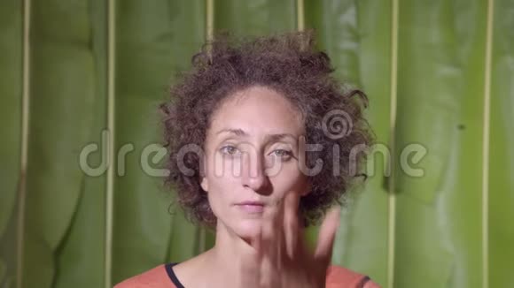 一个女人展示的沮丧手势视频的预览图