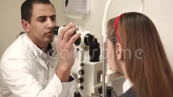 医生检查病人眼睛视频的预览图